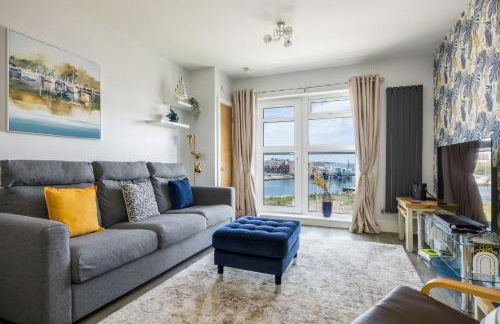 Sun-Soaked- Charming Views Overlooking the Harbour - Photo 1