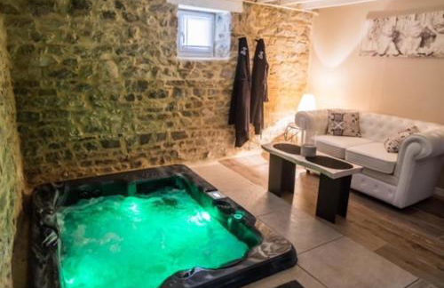 Au domaine des anges, 3 gîtes luxueux avec Jacuzzi privatif, sauna, mini-piscine, piscine extérieure chauffée en saison - Foto 8