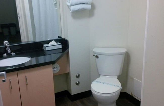 Residence & Conference Centre - Oakville - Photo 8