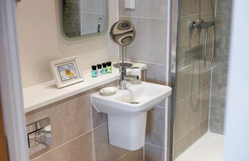 Sun-Soaked- Charming Views Overlooking the Harbour - Photo 15