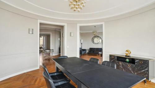 View on Eiffel Tower Seine and Main Monuments - Photo 5