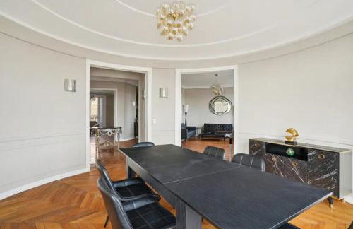 View on Eiffel Tower Seine and Main Monuments - Photo 5