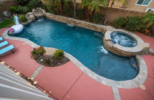 Entire Private Home with 4 Bedrooms, Pool, Hot Tub, King Bed, Garage, Available Now - Foto 40