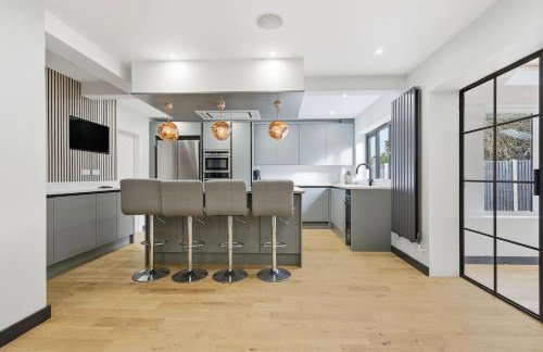 Month Stays, Free parking Luxury 4 Bed - Photo 7