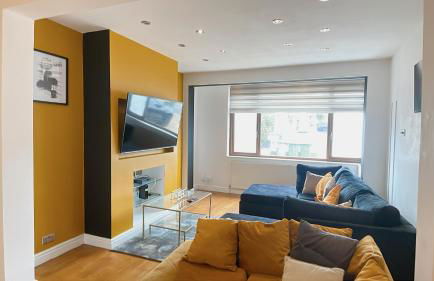 5 Bed Haven - Off Street Parking - Pool Table - Photo 8