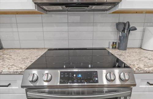 Farm House DT Indy with Pool Table - Photo 20