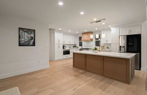 Spacious Modern Home with Rooftop & Private Backyard - Foto 25