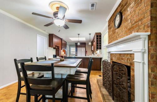 Southern Charm 2BR Greensboro Nest - Foto 43