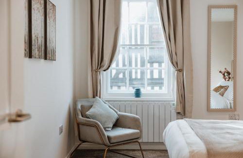 2 Bed Apartment Overlooking the Square Step Out to Shops & Dining - Foto 35