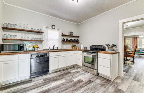 Near Campus and Casino Family-Friendly Durant Home! - Foto 2