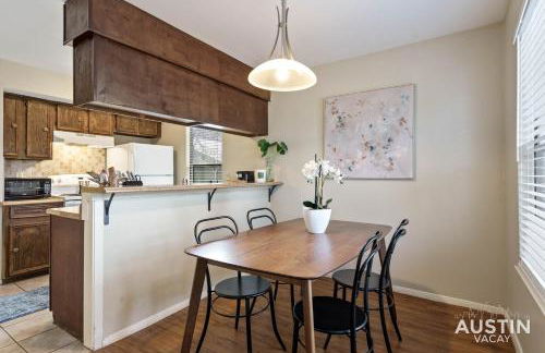 Walk to Zilker Patio w a View Elevated Balcony - Photo 2