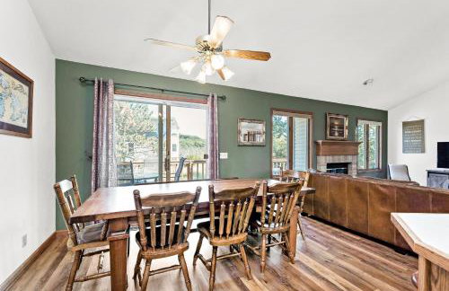 Experience lakeside luxury at Sunset Cove, a spacious 5-bedroom home - Foto 27