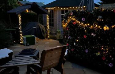 Romantic Swiss Cabin Hideaway & Hot Tub Spa Pool - Foto 23