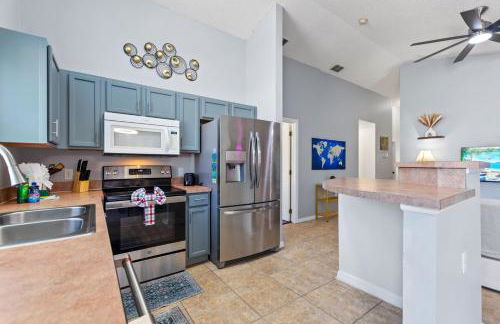 Luxe 3BR 2BA Oasis with Pool & Designer Touches, Disneyland, Legoland - Foto 12