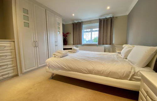 Beautiful 5 Bed 3 Bathroom Detached Family Home 8 - Photo 19