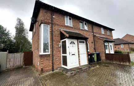 3-Bed Family Home in Furzton, Near Lake & Parking - Photo 26
