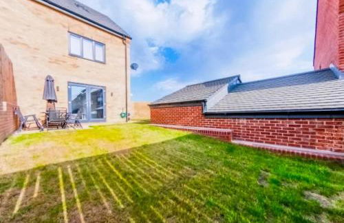 Spacious Townhouse for Contractors and Families - Photo 7