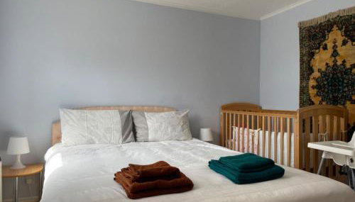 Morden flat close to DLR station with free parking and brand new bed and quality mattress adjacent to metro station also close to O2 and Excel via Cable Car - Foto 5