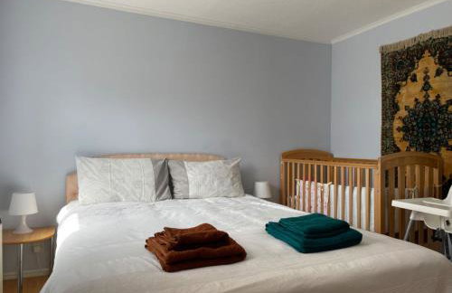 Morden flat close to DLR station with free parking and brand new bed and quality mattress adjacent to metro station also close to O2 and Excel via Cable Car - Foto 3