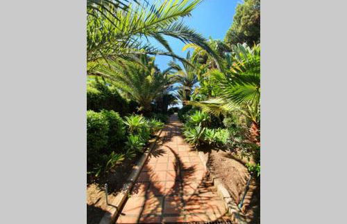 Large Ground Floor Apartment with Private Garden and Beach Access - Photo 54