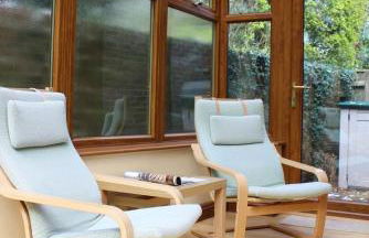 Lymington Courtyard: 4-Bed Modern Cottage Charm - Photo 4