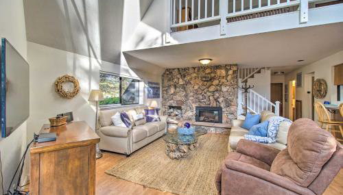 Spacious Redwood Retreat with Hidden Hot Tub - Foto 4