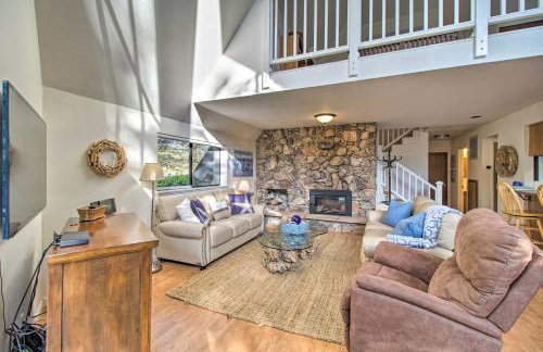 Spacious Redwood Retreat with Hidden Hot Tub - Foto 4