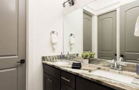 The Maple House - Huge Backyard & Mins to Broadway - Foto 50