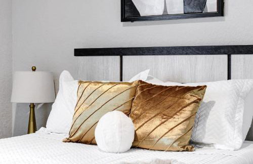 Stylish Hot Tub Retreat BBQ Yard Games WiFi Pets - Foto 37