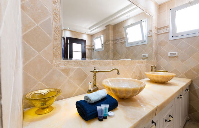 Apartment with Sauna, Hot Tub & Parking - Photo 22