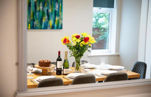 Spacious 4-bed Ample Parking Fast WiFi Contractor Family Friendly - Photo 26