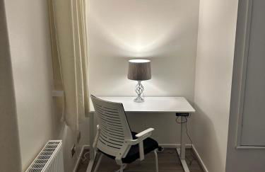 Modern 2 Bedroom House Near London City Airport, Excel, O2 & DLR with FREE Parking & Privet Entrance - Foto 27