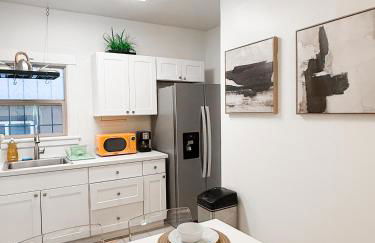 Bright, Modern & Artsy Space - Photo 5