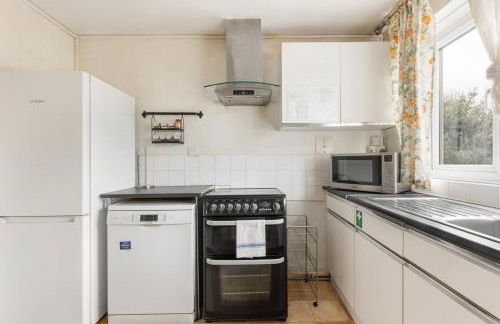 New! Inviting 1BR Flat by Richmond Park with Parking - Foto 9