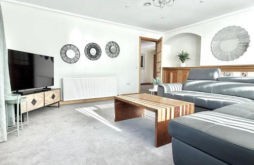 Golf View Spacious Bungalow 2 Bathrooms, Free Parking WiFi - Photo 12