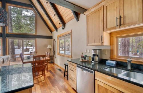 Spring Home 6 - Cozy 4BR Cabin in Black Butte Ranch w Fireplace - Foto 9