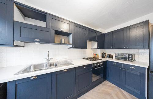 Cozy 2 Bedroom House with Driveway Parking & Garden - Foto 5