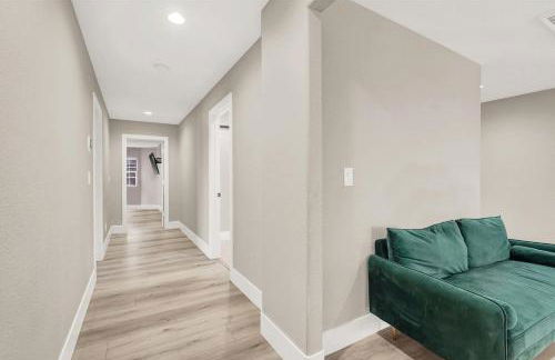 Luxe 5BR Home with Pool BBQNear Strip - Foto 27