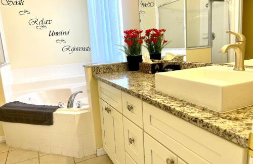 Disney Dream with Hot Tub, Pool, Xbox, Games Room, Lakeview, 10 min to Disney, Clubhouse - Foto 33