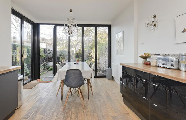 Interior Designed House With Garden in North West London by Underthedoormat - Foto 7