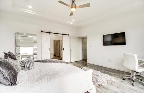 Poolside and Hot Tub Lounging Luxe Rio Rancho Home - Foto 14