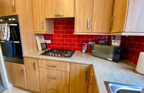 Your Leominster Base - 3BR Home with Garden & Parking - Foto 12