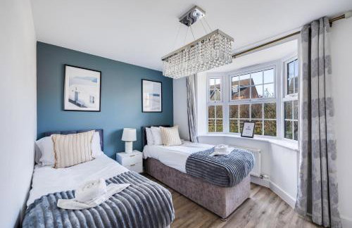 Stunning Detached House with Driveway Parking, Office Room, Self-Check-In, Fast WiFi and Smart TV with Sky and Netflix by Yoko Property - Photo 21