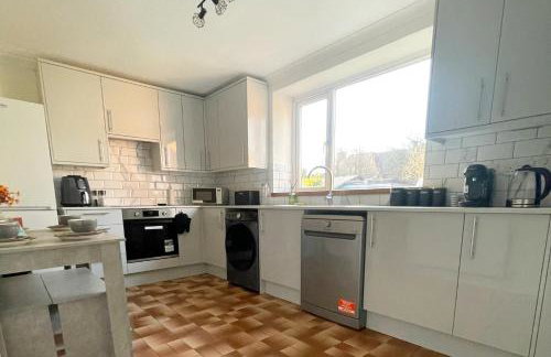 Business & Family Friendly 6 Bed Stay with Garden - Free Parking - Fast Wi-Fi and workspace - London & Essex Links - Photo 8