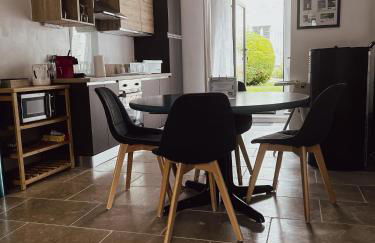 La Petite maison de Céline & Frédéric avec piscine à Préhy - Foto 6