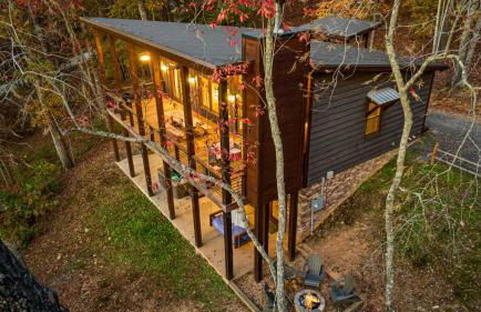 Chardonnay Chalet - Luxe Modern Chalet - Hot Tub, Wi-Fi, Fire Pit, Game Room, Amazing Deck - 15 min to Blue Ridge - Foto 1