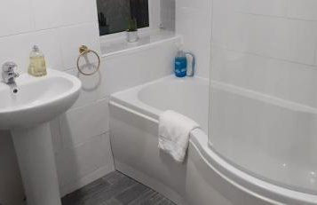 Ladbury House in Walsall near M6, Walsall Uni and Hospital, with free parking and easy access to Birmingham city centre and West Bromwich, only 20 mins to NEC and Birmingham airport, 15 mins to Villa Park, Great for contractors! - Foto 32