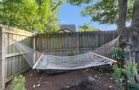 The Maple House - Huge Backyard & Mins to Broadway - Foto 19