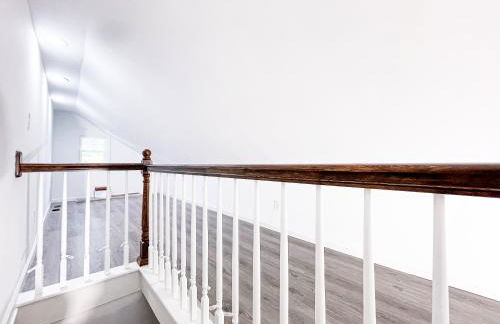 Cheerful & Modern Home w/ a Walkout Deck Area - Foto 25