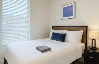 Trendy 3BR City Apt Pool and Ping Pong Fun - Foto 14